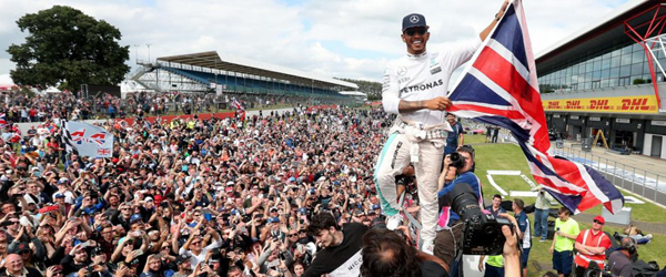 lewis-hamilton-gp-silverstone-940x586