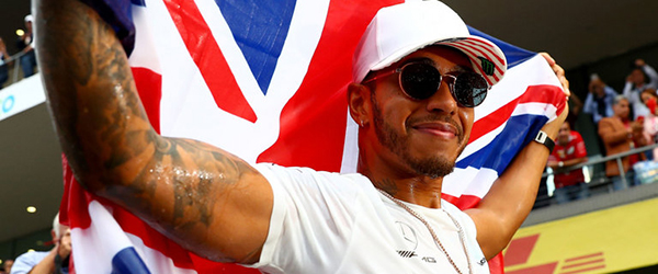 Lewis-Hamilton-Union-Jack-Flag-Formula-1-2017